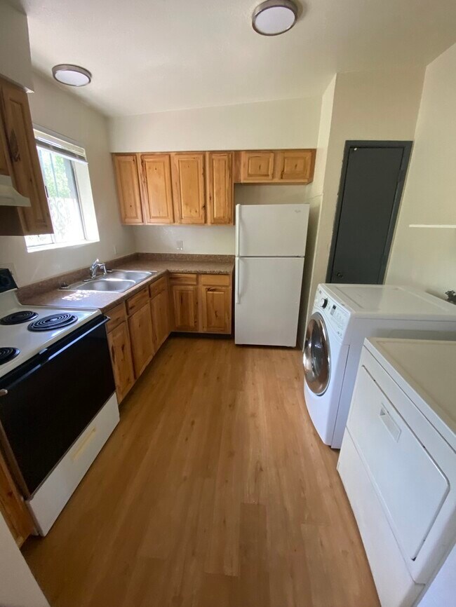 Foto del edificio - FOR RENT