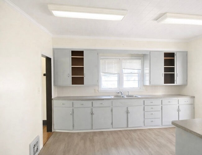 Building Photo - June 1st 2026 MOVE IN- Near St. Thomas - Huge 5 Bedroom with Deck and Garage! Large Bedrooms!