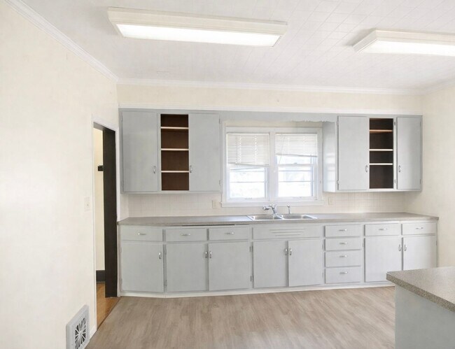Foto del edificio - June 1st 2026 MOVE IN- Near St. Thomas - Huge 5 Bedroom with Deck and Garage! Large Bedrooms!