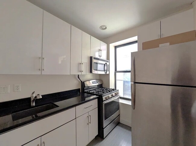 Building Photo - 533 W 158th St