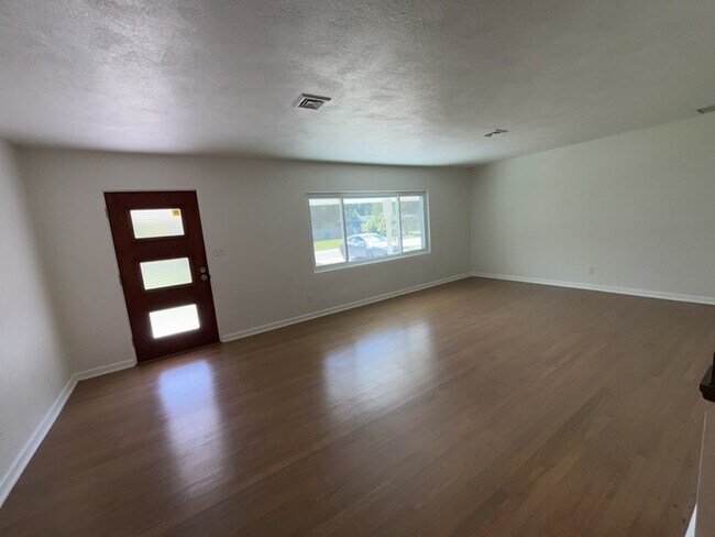 Foto del edificio - 562 Hartley Pl