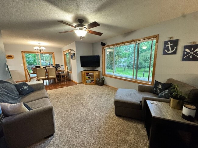 Building Photo - Rent Special!!! Walk To The Lake!