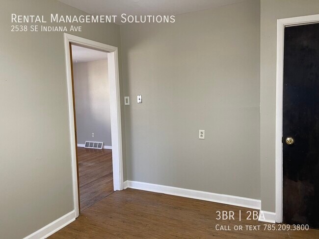 Building Photo - *FINISHED BASEMENT* 2538 SE Indiana Ave- 3...
