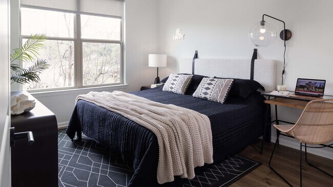 Amplio dormitorio tipo apartamento con pisos estilo madera. - Griffis at The Domain