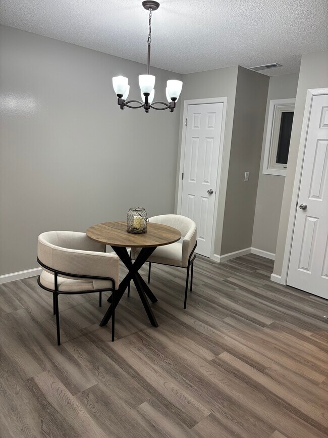 Foto del edificio - 9431 Ranchview Ln N