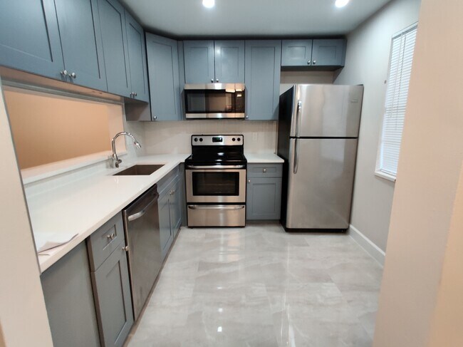Building Photo - 8750 Royal Palm Blvd
