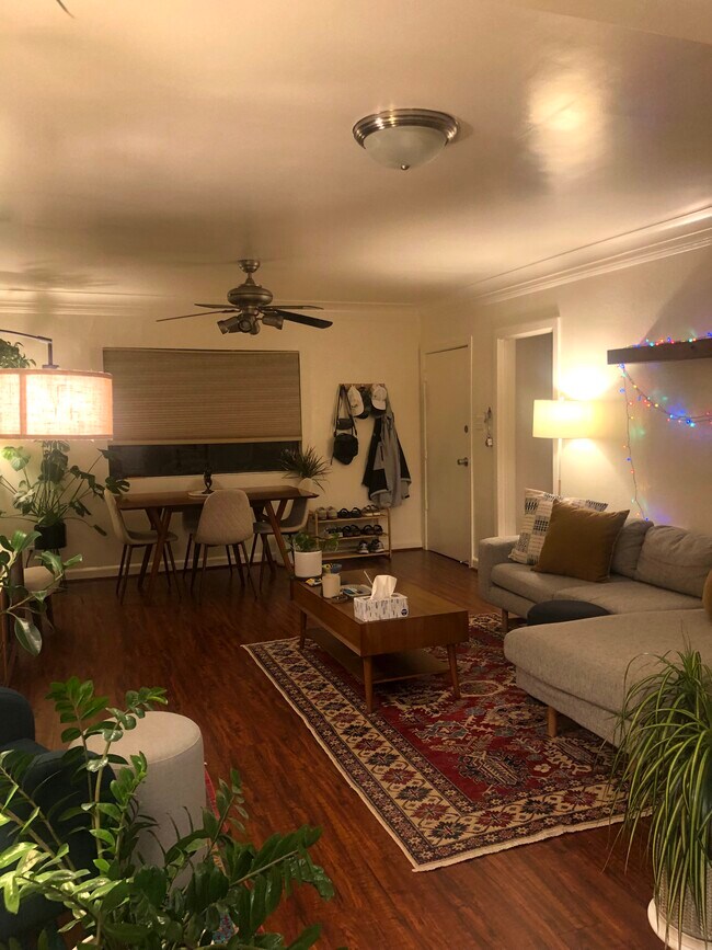 Vista de la sala de estar y el comedor desde la cocina. - 910 North Vendome Street
