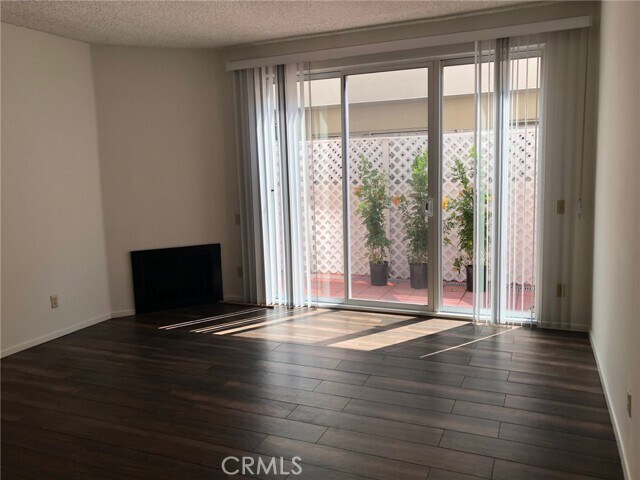 Foto del edificio - 4242 Stansbury Ave