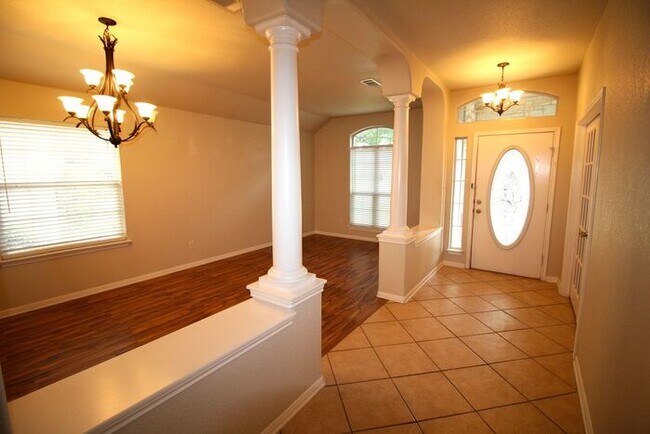 Building Photo - 2908 Tucson Dr