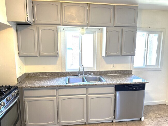 Foto del edificio - 3 + Beds 2 Baths Home With Large Yard /Was...