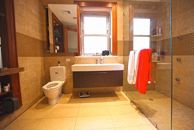 Building Photo - 411 W 39th St