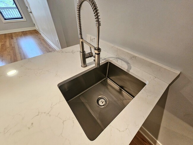 Building Photo - 1415 W Erie St