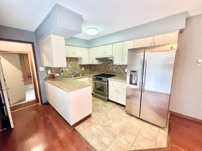 Building Photo - Brick Ranch 3 Bedroom Home with 3 Car Garage!
