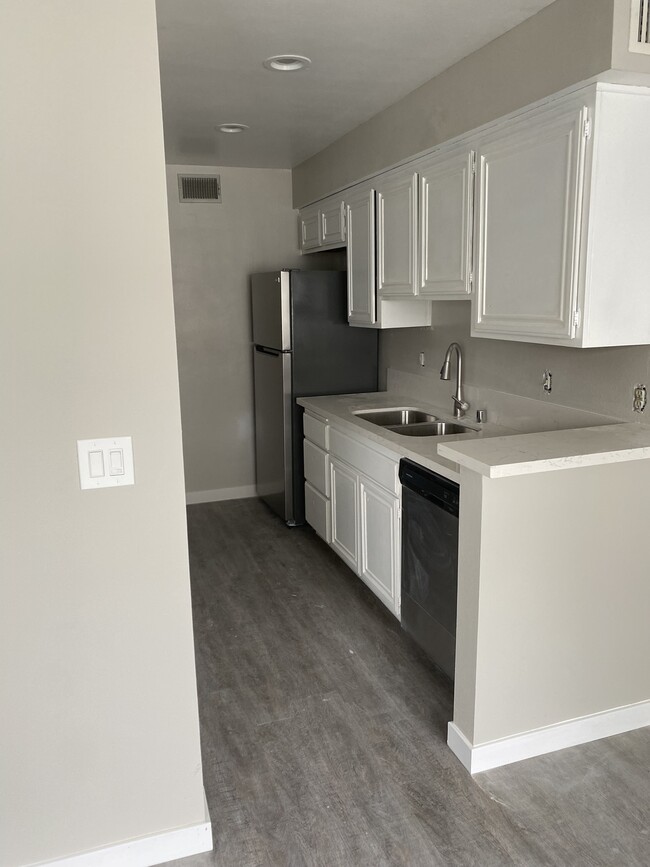 Kitchen - 12633 Burbank Blvd