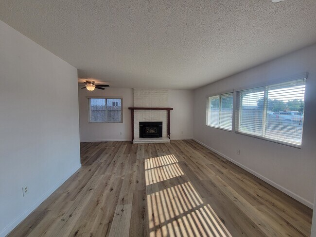 Foto del edificio - 2704 S Fairway Ct