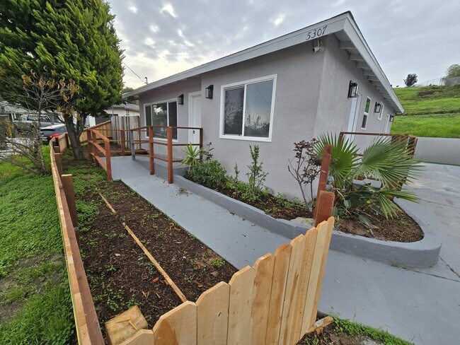 Foto del edificio - 5307 Santa Margarita St