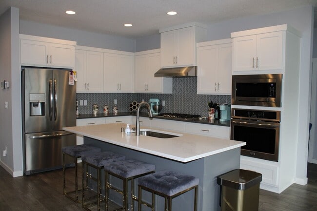 Building Photo - BEAUTIFUL 4+ BR, 2.5 BA - SPECIAL $500 OFF for December Move In!