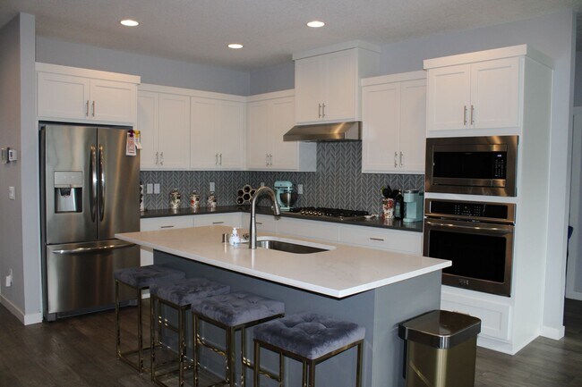 Foto del edificio - BEAUTIFUL 4+ BR, 2.5 BA TWO STORY HOME IN ...