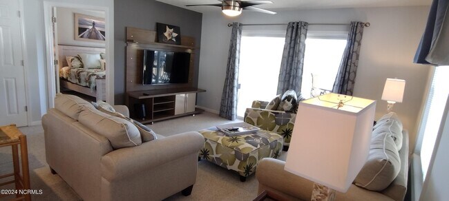 Building Photo - 3350 Club Villas Dr