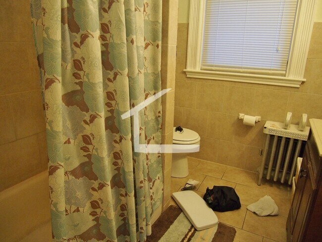 Foto del edificio - Gorgeous four bedroom two bath apartment