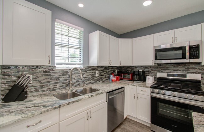 Foto del edificio - 3330 Kelton St