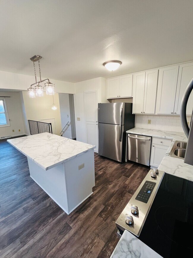 Foto del edificio - Beautifully updated 3 bedroom 2 bath duplex