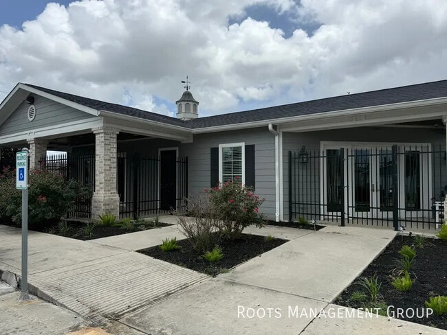 Building Photo - 15706 Clarke Springs Dr