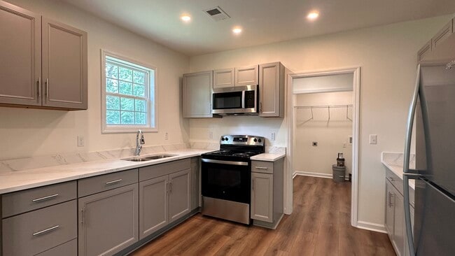 Building Photo - 142 Sass Dr