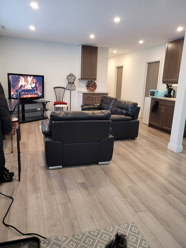 Building Photo - Room for rent