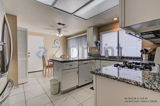 Building Photo - Unit