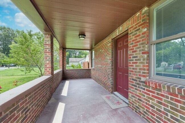 Building Photo - Remodeled 3 Bedroom 2 Full Bath Brick Ranc...