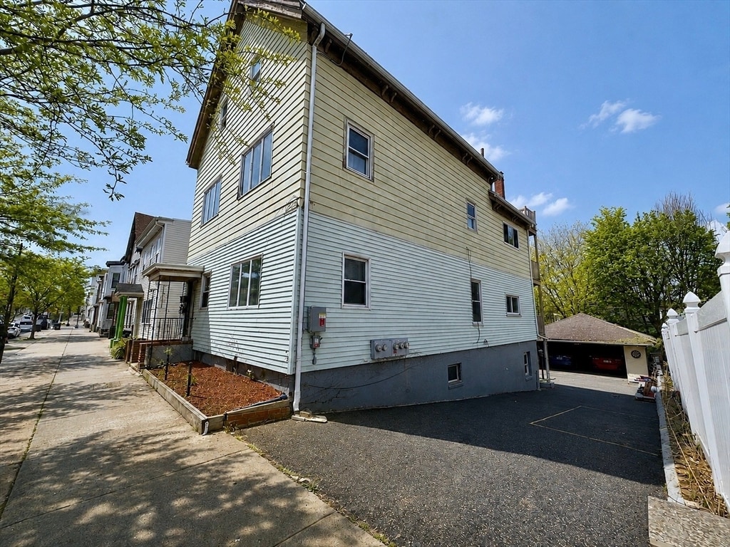 Building Photo - 549 Bennington St