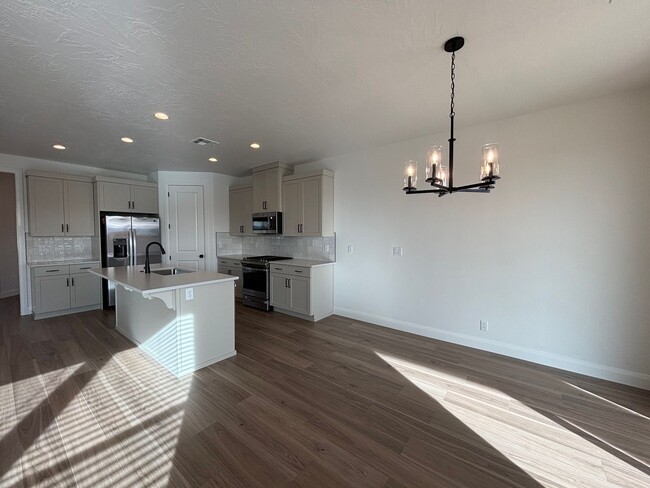 Building Photo - BRAND NEW HOME BY SAND HOLLOW FOR RENT!