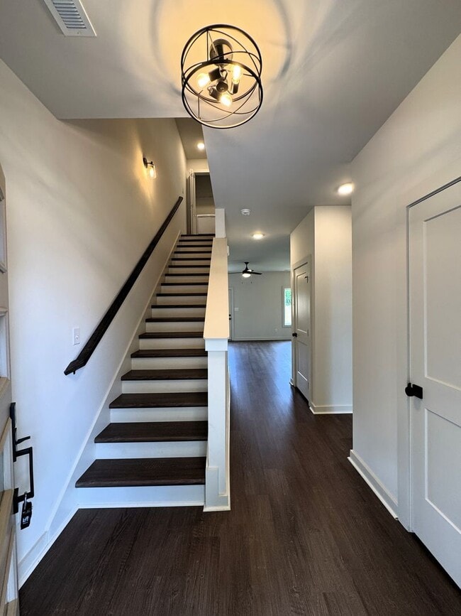 Building Photo - Move-In Special!! 1/2 Off First Month's Rent!!