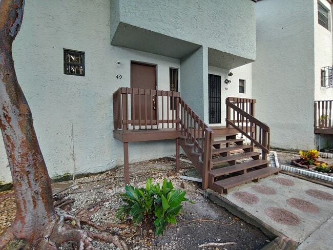 Building Photo - 1901 NW S River Dr