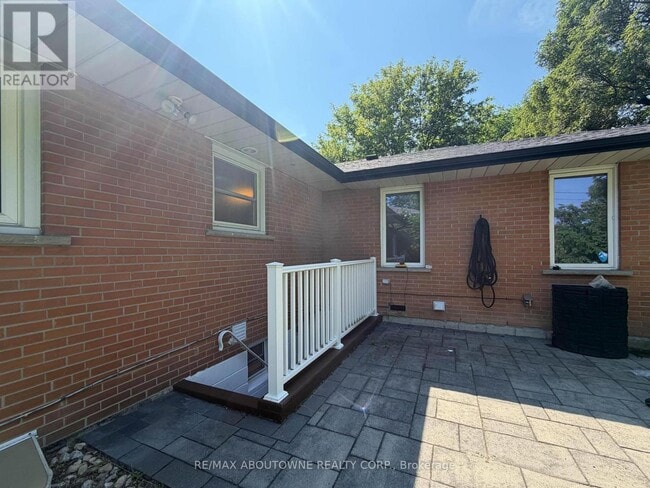 Building Photo - 2130 Greenhurst Ave