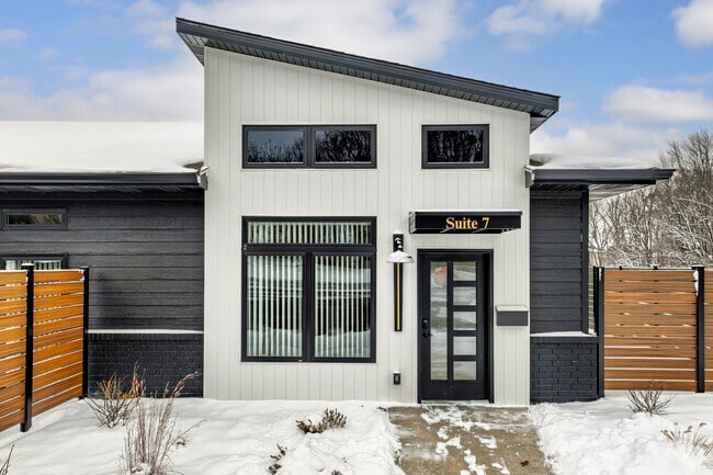 Building Photo - Ramblewood Suites