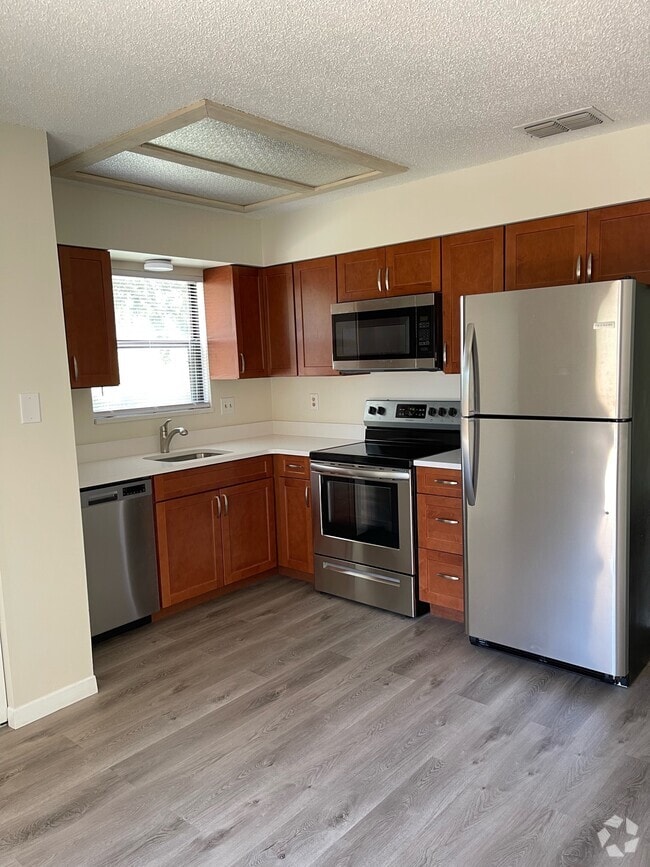 Building Photo - 2901 Bay View Dr