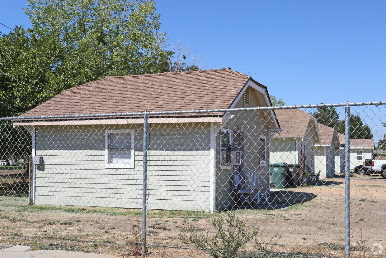 Building Photo - 773 S Camelia Ave