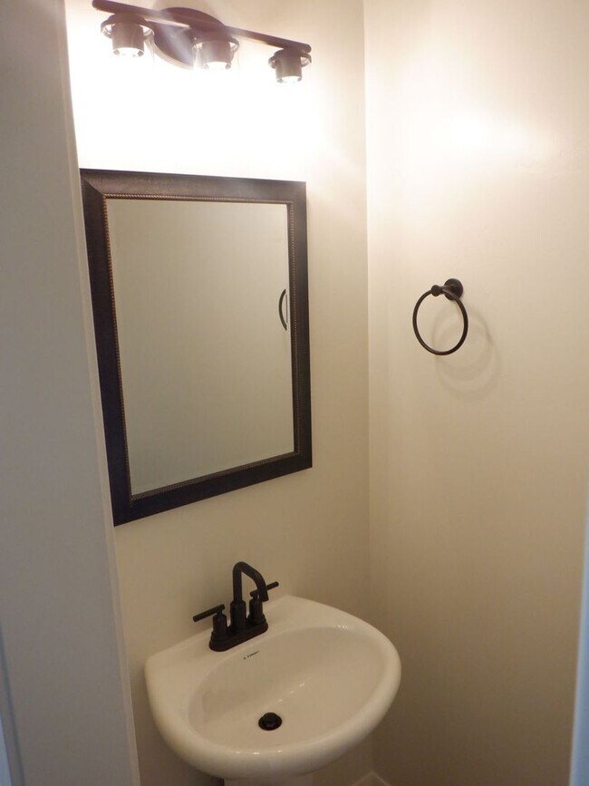 Foto del edificio - 3 Bed - 2.5 Bath, Newer Construction, Larg...