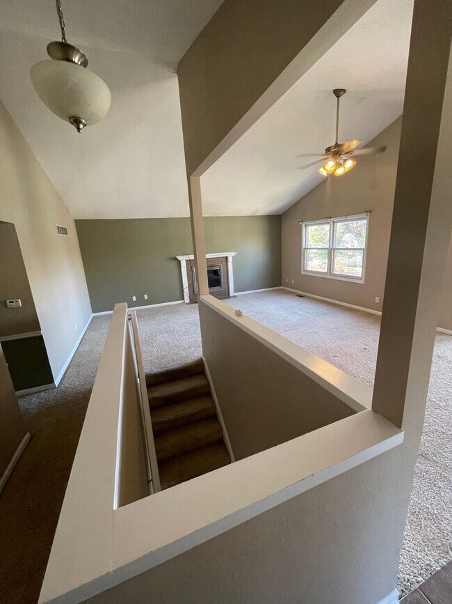 Building Photo - 3 bed 3 bath 2 car garage for rent
