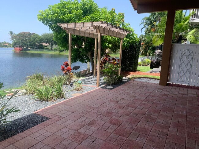Foto del edificio - 11585 N Quayside Dr