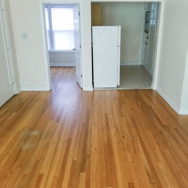 Building Photo - 3916 N Pine Grove Ave