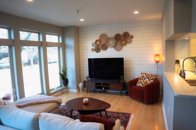 Sala de estar - 604 N Midvale Blvd
