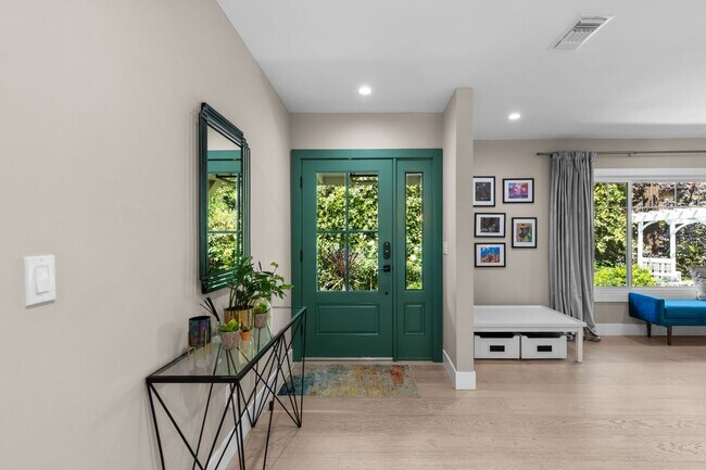 Foto del edificio - 3286 Mandeville Canyon Rd