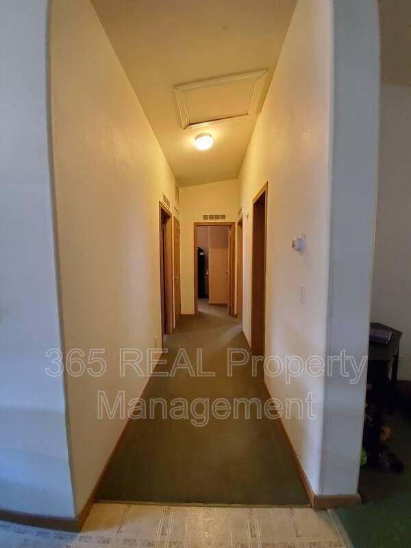 Foto del edificio - 644 School House Dr