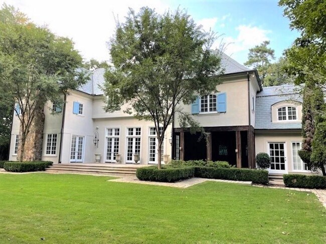 Foto del edificio - 2485 W Wesley Rd NW