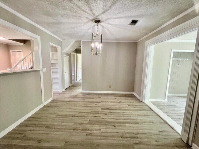 Building Photo - Charming four-bedroom, two-bathroom home n...