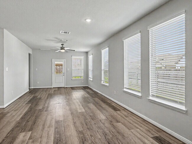 Building Photo - Modern New Braunfels Home with Flexible Upstairs Living Spaces