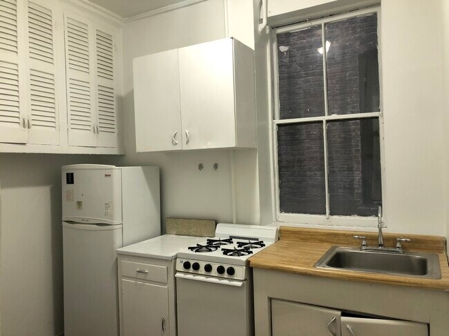 Building Photo - 158 1st Ave